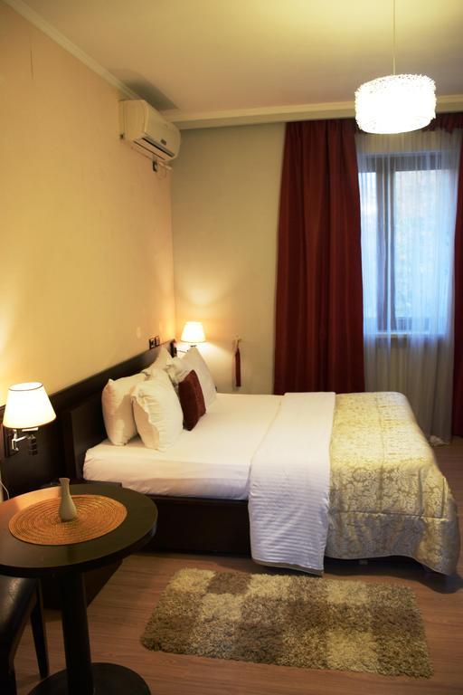 Hotel Eagle ティラナ エクステリア 写真
