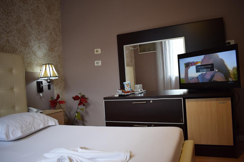 Hotel Eagle ティラナ エクステリア 写真