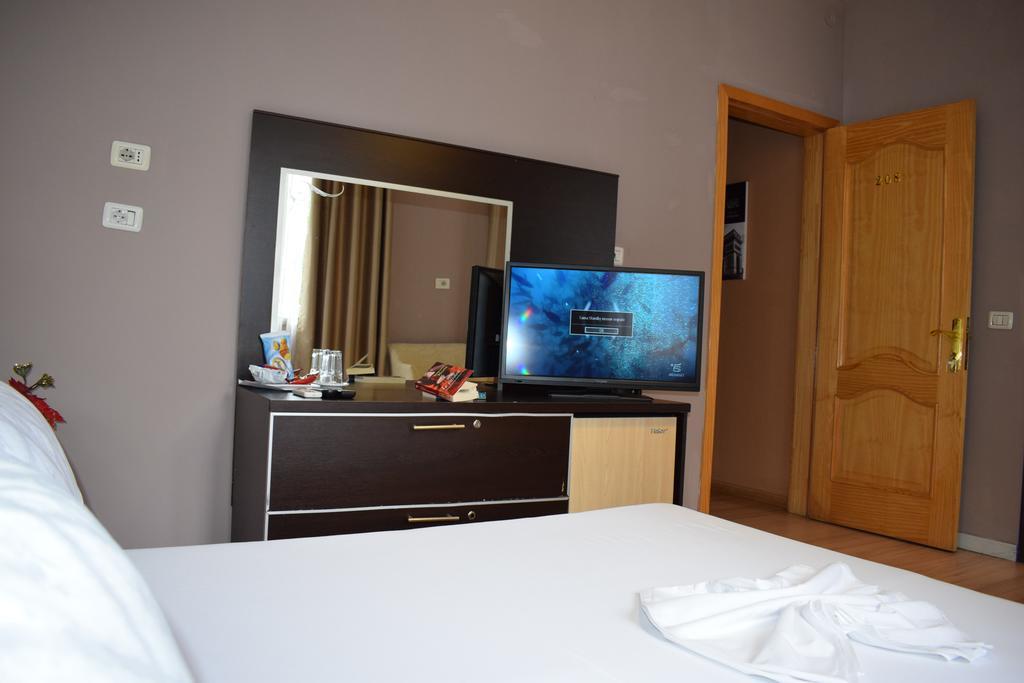 Hotel Eagle ティラナ エクステリア 写真