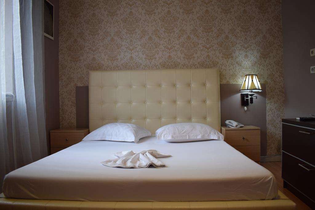 Hotel Eagle ティラナ エクステリア 写真